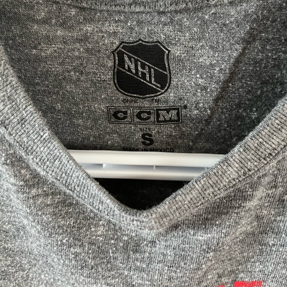 3 for $30. Men’s Detroit Red Wings t-shirt - Picture 3 of 4